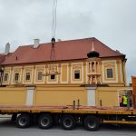 Tohle se vidí jednou za život, říkali lidé v Borovanech. Obří jeřáb zvedl jedenáctitunovou dřevěnou věž kostela