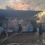 Výbuch a plameny šlehající do výšky. Na Jindřichohradecku hořelo v hale s barvami