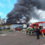 Výbuch a plameny šlehající do výšky. Na Jindřichohradecku hořelo v hale s barvami