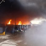 Výbuch a plameny šlehající do výšky. Na Jindřichohradecku hořelo v hale s barvami