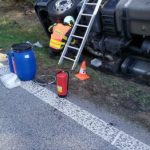 Nehoda uzavřela silnici u Volar. Z nákladního auta vytekla močovina