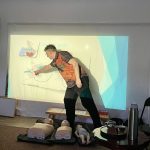 Přednáška ve Strakonicích jako divadelní představení. Lékař předvedl dušení i reakci na amputaci