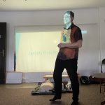 Přednáška ve Strakonicích jako divadelní představení. Lékař předvedl dušení i reakci na amputaci