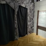 Tma, ticho a nejistota. Nová výstava v Jihočeském muzeu vtáhne návštěvníky do světa lidí s hendikepem