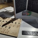 Tma, ticho a nejistota. Nová výstava v Jihočeském muzeu vtáhne návštěvníky do světa lidí s hendikepem