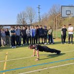 Studenti i školáci si užili dopoledne s policisty v Blatné. Zkusili si i fyzické testy