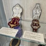 Doplňky krásy a elegance. Jihočeské muzeum vystavuje šperky našich předků