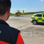 Na všechovském letišti muž ve vysoké rychlosti vážně havaroval na čtyřkolce