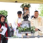Nad Mutišovem se rozezněl nový zvon. V dešti ho vítaly stovky lidí, kteří se na něj složili