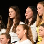 Milevské dětské sbory zazářily. Jarní koncert rozezpíval kulturní dům