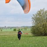 VIDEO: Na bývalém letišti Všechov u Tábora začaly tréninky paraglidingu