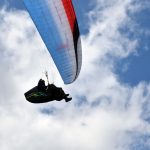 VIDEO: Na bývalém letišti Všechov u Tábora začaly tréninky paraglidingu