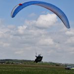 VIDEO: Na bývalém letišti Všechov u Tábora začaly tréninky paraglidingu