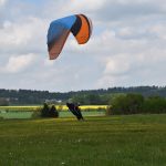 VIDEO: Na bývalém letišti Všechov u Tábora začaly tréninky paraglidingu