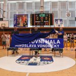 VIDEO: Sportovní hala nese jméno Miroslava Vondřičky. Na palubovce vzniklo obří srdce a zazněla jeho oblíbená píseň