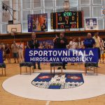 VIDEO: Sportovní hala nese jméno Miroslava Vondřičky. Na palubovce vzniklo obří srdce a zazněla jeho oblíbená píseň