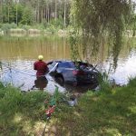 Řidič se svým Audi skončil v rybníku. Podařilo se mu vylézt oknem