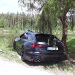 Řidič se svým Audi skončil v rybníku. Podařilo se mu vylézt oknem
