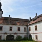 Nadějkovský zámek hostil židovské děti, Hitlerjugend a za komunismu vzkvétal. Dnes chátrá
