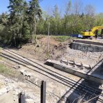VIDEO: Silniční most přes železnici se poroučel. V Milevsku sloužil 73 let