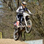 VIDEO: Druhý závod motokrosového MČR pořádal MS Kluky v Jiníně. Přijela i nová česká hvězda Julius Mikula
