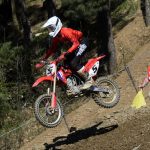 VIDEO: Druhý závod motokrosového MČR pořádal MS Kluky v Jiníně. Přijela i nová česká hvězda Julius Mikula