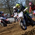 VIDEO: Druhý závod motokrosového MČR pořádal MS Kluky v Jiníně. Přijela i nová česká hvězda Julius Mikula