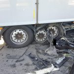 Video z vážné nehody na dálnici D3. Řidič osobního auta narazil do stojící kolony kamionů