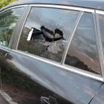 Rozbitá auta, poškozené dveře domu. Ve Strakonicích řádil recidivista