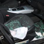 Rozbitá auta, poškozené dveře domu. Ve Strakonicích řádil recidivista