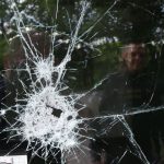 Rozbitá auta, poškozené dveře domu. Ve Strakonicích řádil recidivista