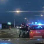 VIDEO: Řidič s 2,6 promile ujížděl policistům ulicemi Budějovic. Zastavila ho až nehoda