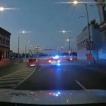 VIDEO: Řidič s 2,6 promile ujížděl policistům ulicemi Budějovic. Zastavila ho až nehoda