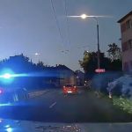 VIDEO: Řidič s 2,6 promile ujížděl policistům ulicemi Budějovic. Zastavila ho až nehoda