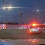 VIDEO: Řidič s 2,6 promile ujížděl policistům ulicemi Budějovic. Zastavila ho až nehoda