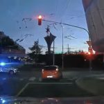 VIDEO: Řidič s 2,6 promile ujížděl policistům ulicemi Budějovic. Zastavila ho až nehoda