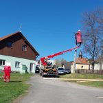 Podříznutá májka na Prachaticku spadla na elektrické vedení. Událost řeší policie
