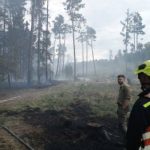 U Slavonic hoří dva hektary lesa, na pomoc hasičům letěl vrtulník