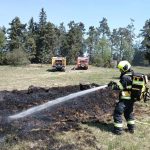 U Slavonic hoří dva hektary lesa, na pomoc hasičům letěl vrtulník