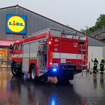 Přívalový déšť a kroupy zaměstnaly hasiče ve Vimperku. Voda zatéká do obchodů, silnice blokují stromy