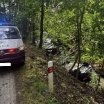 Při nehodě na Prachaticku skončilo auto na střeše v potoce. Zranil se řidič, žena i dítě