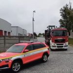 Druhý den zasahují hasiči u požáru haly ve Vojníkově. Na pomoc přijela technika z Jihlavy