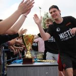Fotbal: Vybojováno, oslaveno. Mistr ze Čtyř Dvorů dal deset gólů a pak juchal s pohárem
