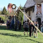 Kolik rukou je třeba k postavení májky? Technologický popis ve Františkově nepotřebují