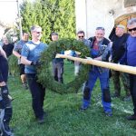 Kolik rukou je třeba k postavení májky? Technologický popis ve Františkově nepotřebují