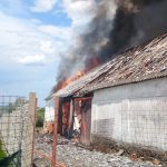 V Haklových Dvorech hoří stodola. Stoupá z ní hustý dým