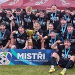 Fotbal: Vybojováno, oslaveno. Mistr ze Čtyř Dvorů dal deset gólů a pak juchal s pohárem