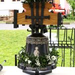 Nad Mutišovem se rozezněl nový zvon. V dešti ho vítaly stovky lidí, kteří se na něj složili