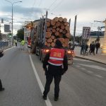 Řidič kamionu nedobrzdil v Budějovicích na semaforech. Na silnici se sesunuly klády