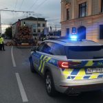Řidič kamionu nedobrzdil v Budějovicích na semaforech. Na silnici se sesunuly klády